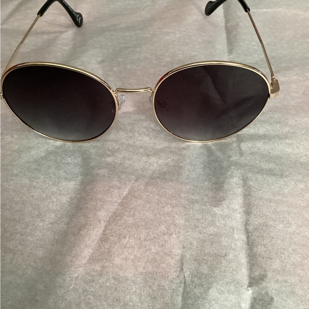 Elegant Gold Frame Sunglasses with Black Lenses